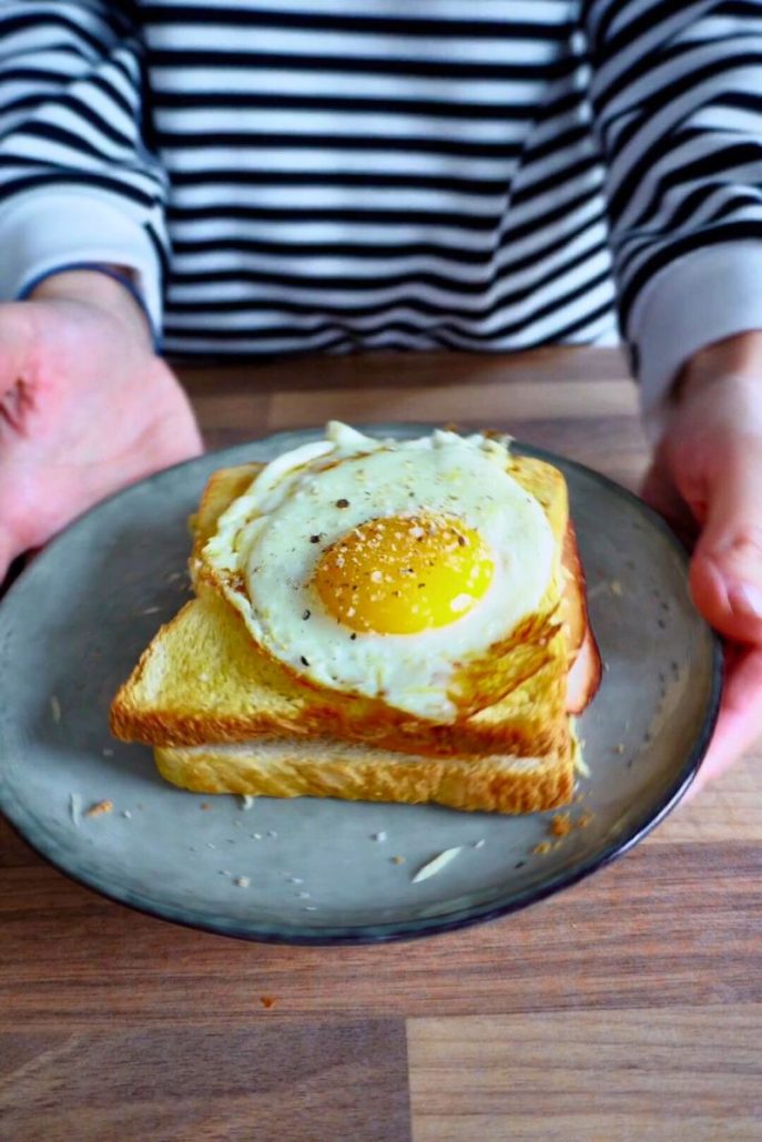 croque madame, cuit à l'airfryer, posé sur une assiette
