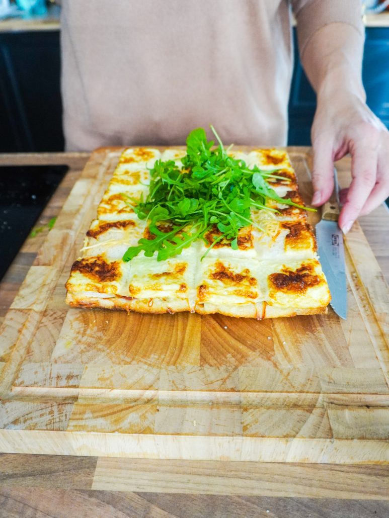 Croque monsieur géant cubicube parsemé de salade roquette