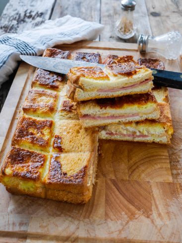 Croque monsieur géant cubicube, posé sur une planche à découper
