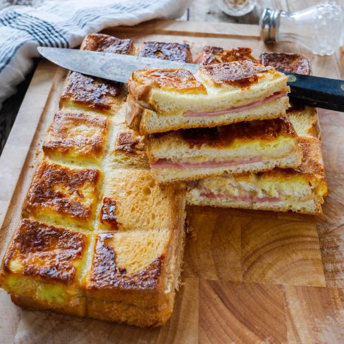 Croque monsieur géant cubicube, posé sur une planche à découper