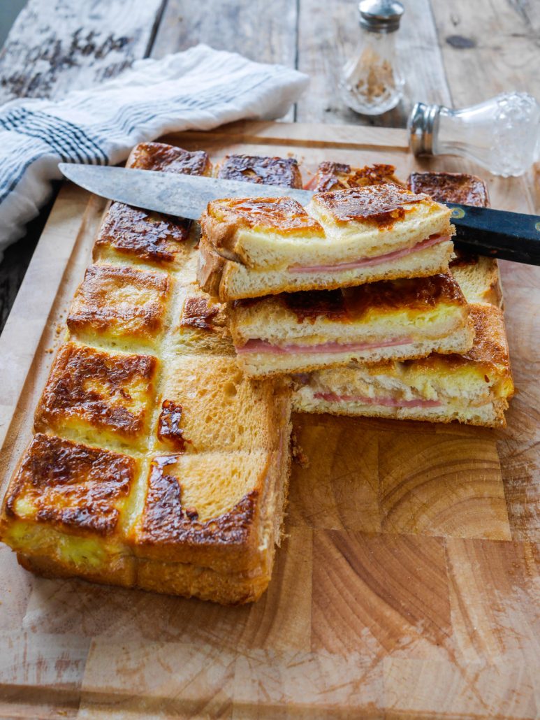 Croque monsieur géant cubicube, posé sur une planche à découper