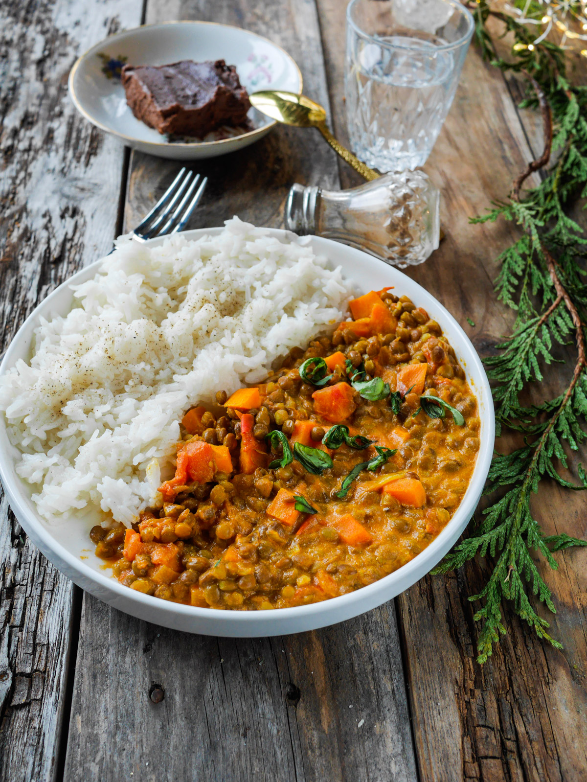 Plat de riz, curry de lentilles et dessert.
