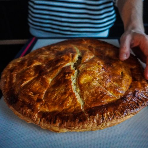 galette des rois frangipane sans lactose, posée sur une toile de cuisson