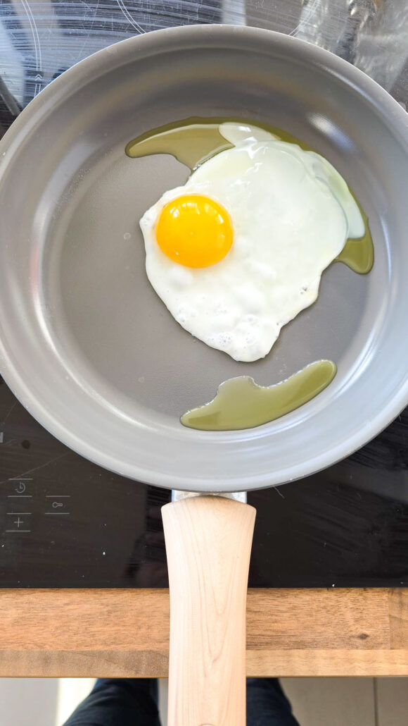 oeuf au plat à déposer sur le croque madame