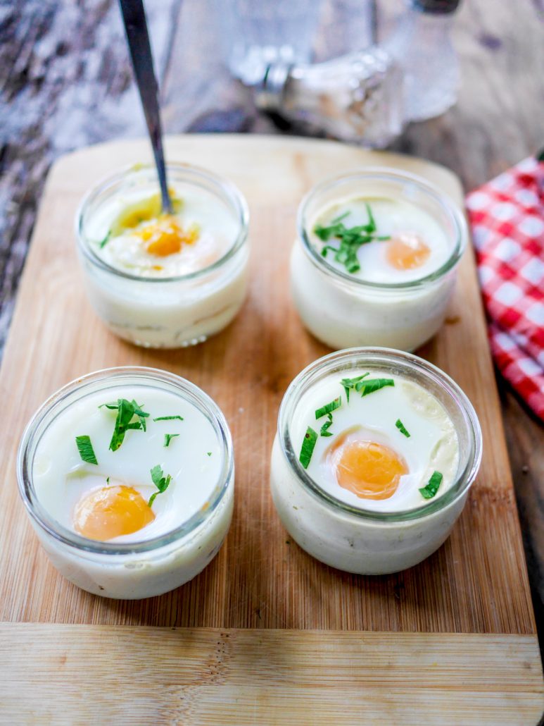 oeufs cocotte cuits au four dans des ramequins