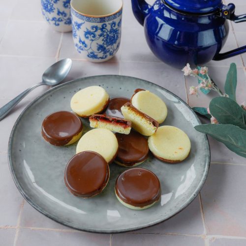 Alfajores argentins, théière bleue, tasses fleuries
