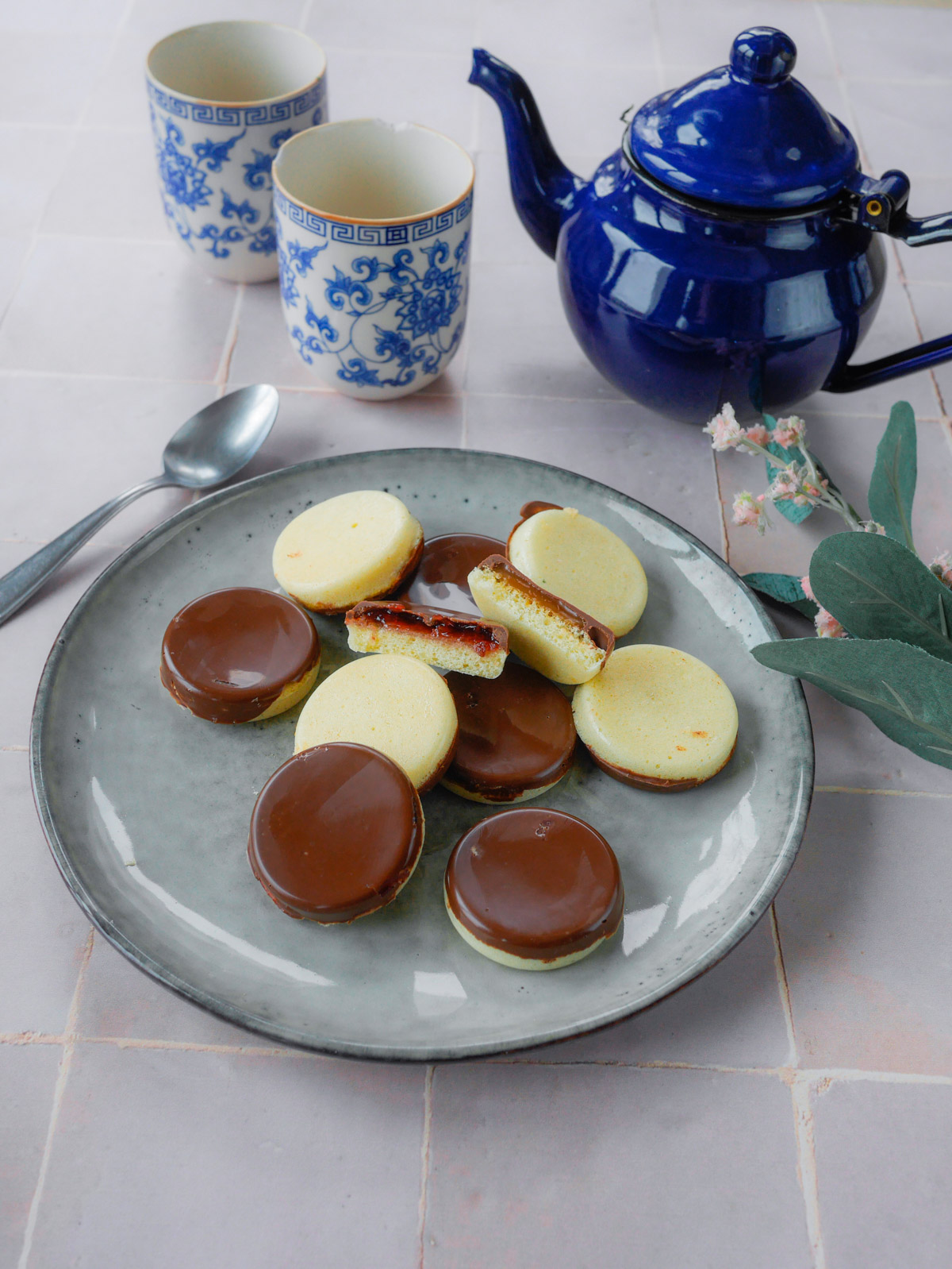 Alfajores argentins, théière bleue, tasses fleuries