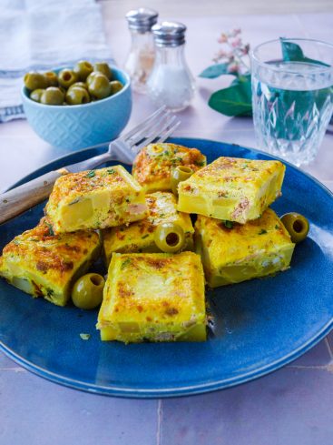 Tortilla espagnole coupée en carrés, olives vertes