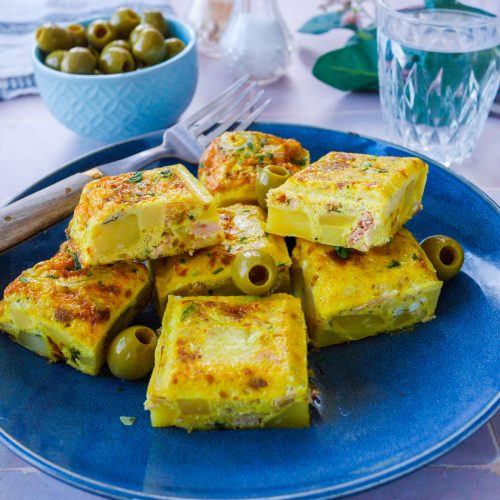 Tortilla espagnole coupée en carrés, olives vertes