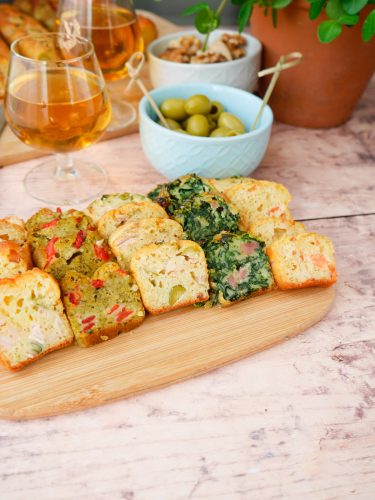 Mini cakes salés variés, apéritif avec olives et noix.