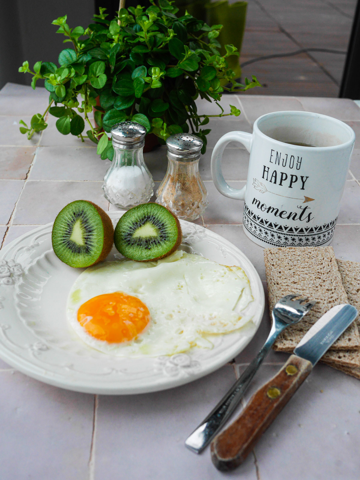 Petit déjeuner : œuf, kiwi, pain, café.