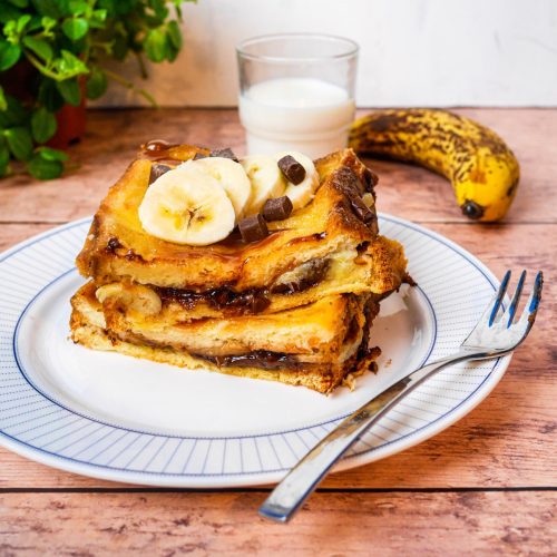 Pain perdu banane chocolat et verre de lait