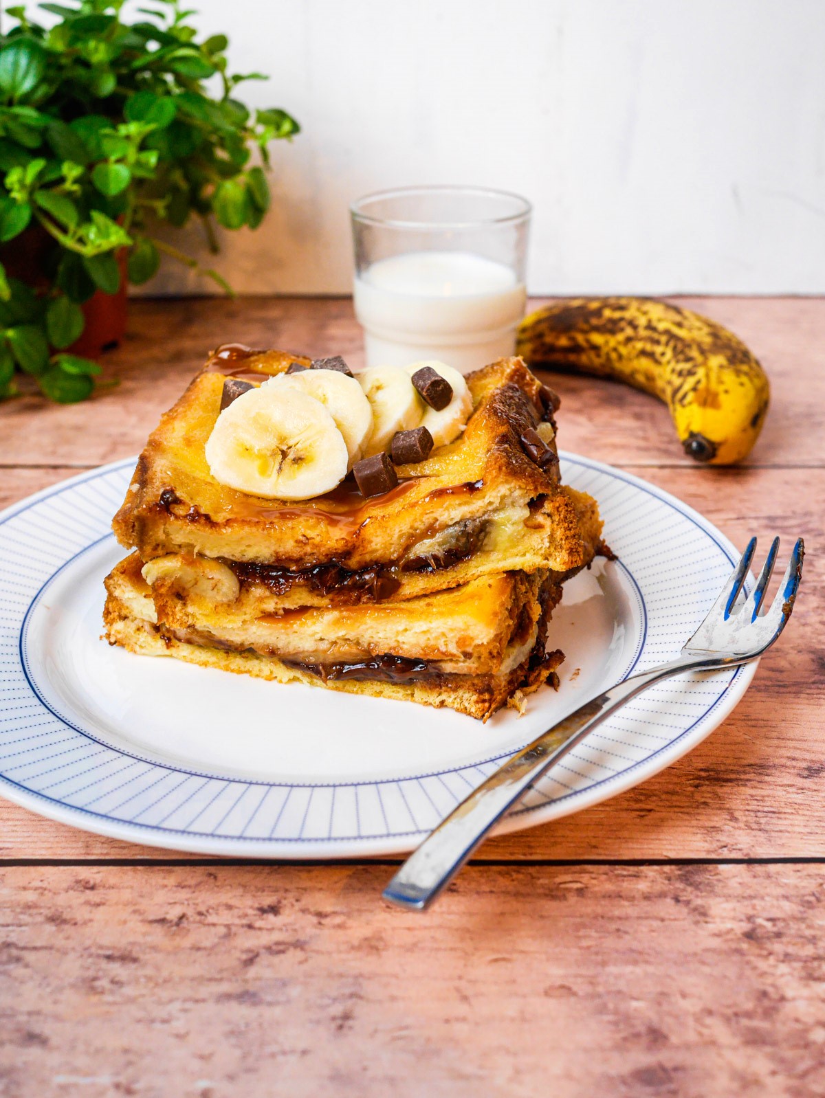Pain perdu banane chocolat et verre de lait