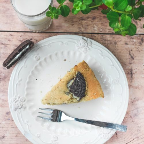 Cookie pizza avec Oreo et lait, vue du dessus