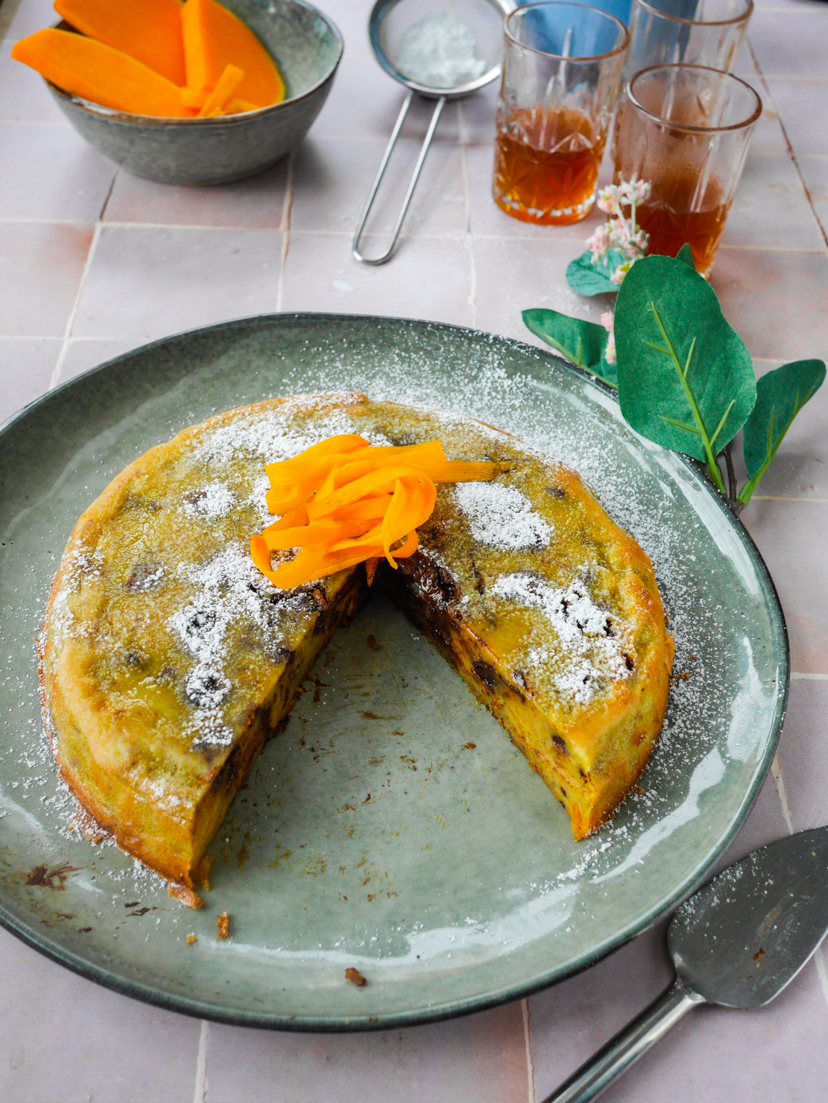 Gâteau à la citrouille et chocolat, saupoudré de sucre glace