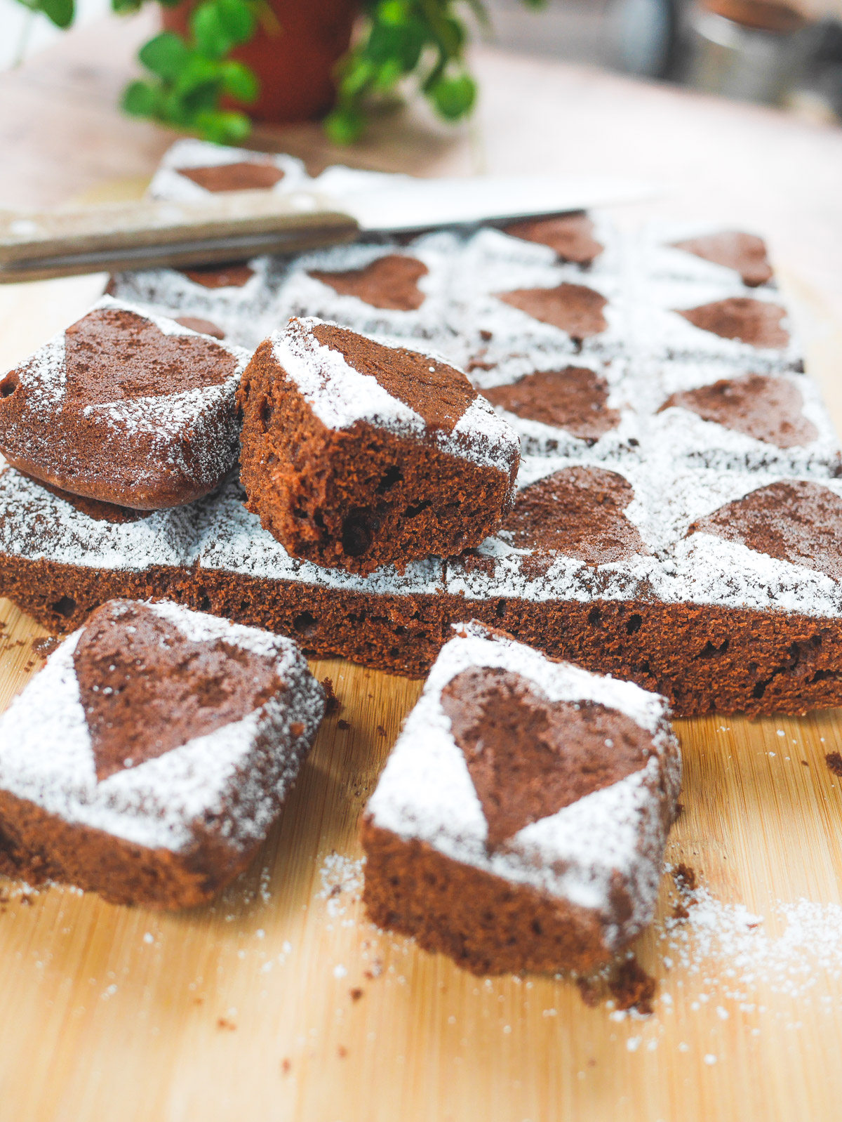 Brownies cœur saupoudrés de sucre glace sur bois.