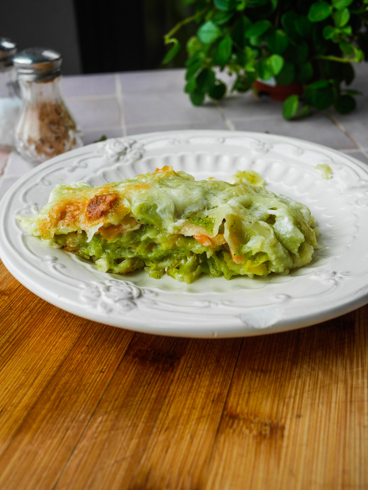 Lasagnes aux légumes verts, plat sur assiette blanche