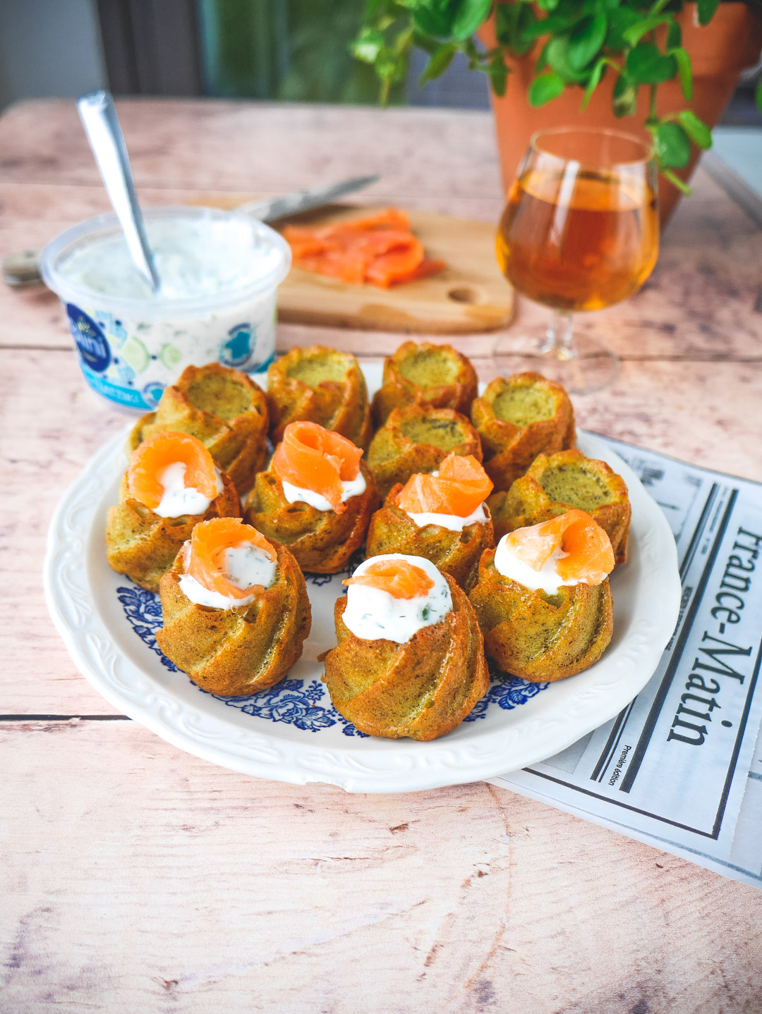 Petits cakes saumon, crème et herbes sur assiette.