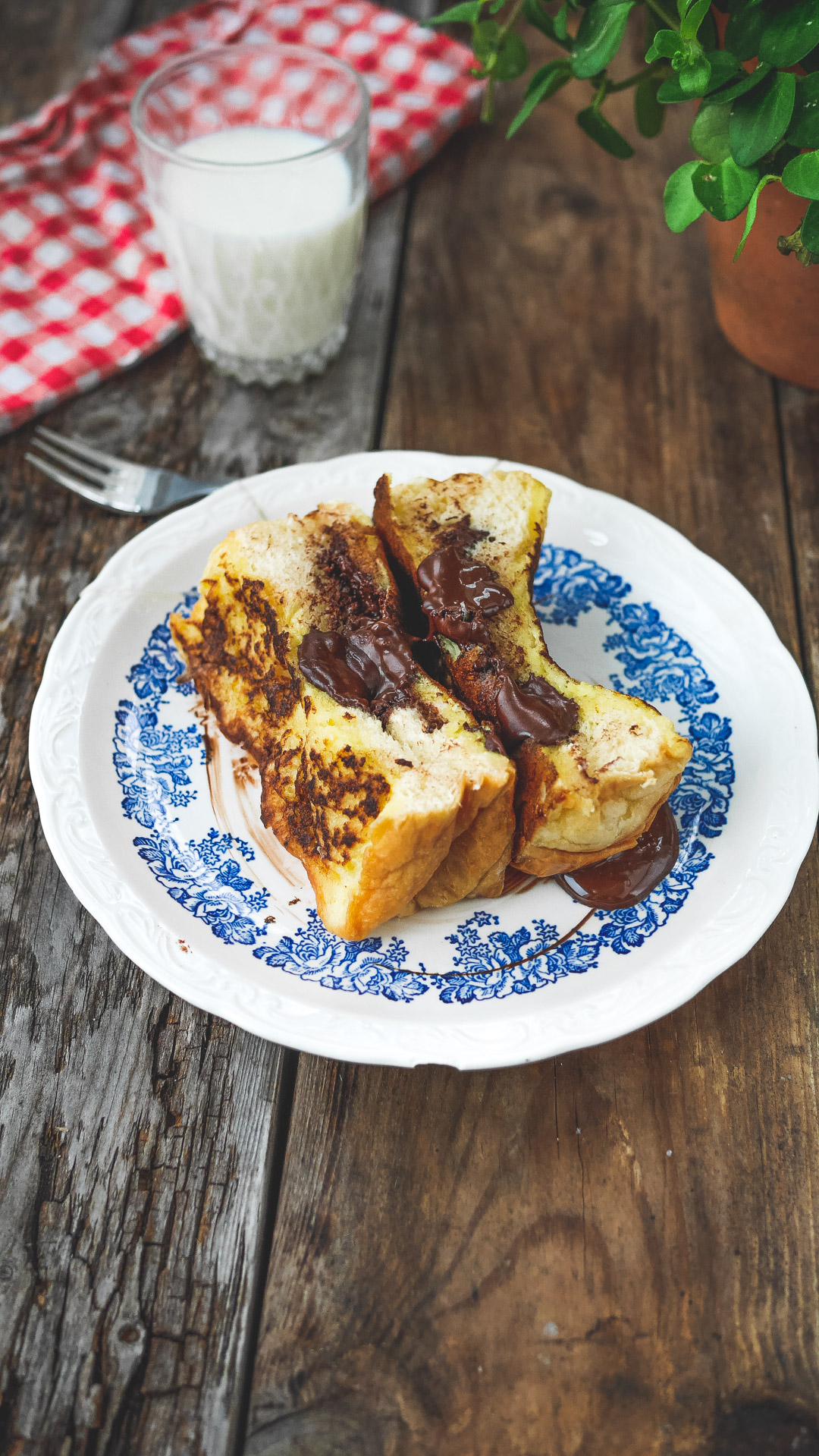 Pain perdu au chocolat avec lait frais