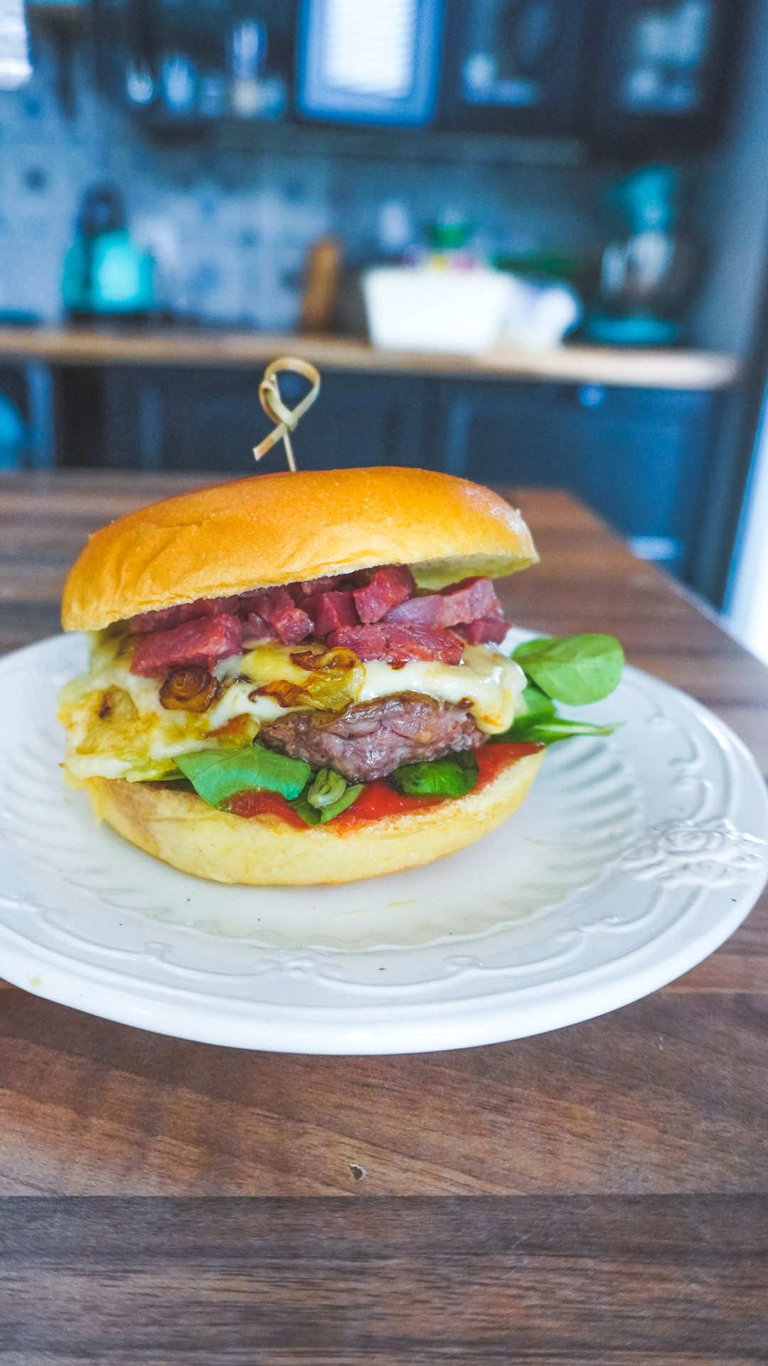 Délicieux hamburger avec viande, fromage, et garniture fraîche.