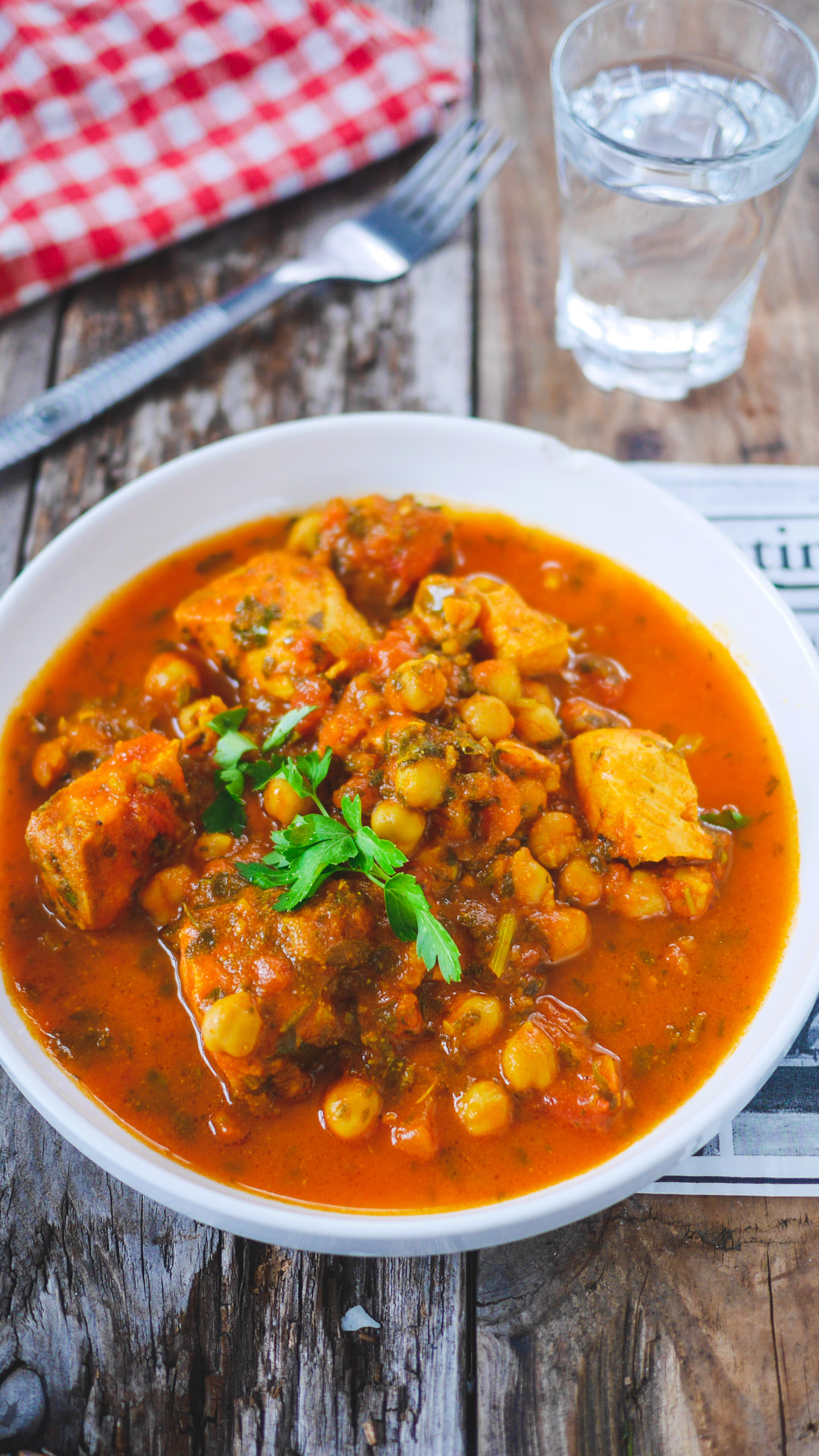 Tajine de poulet aux pois chiches et persil.