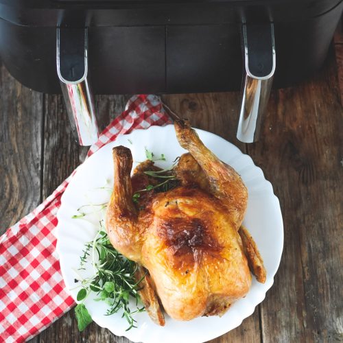 Poulet rôti cuit dans une friteuse à air