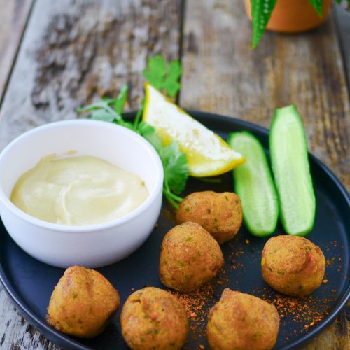 Falafels avec sauce, citron et concombre sur assiette