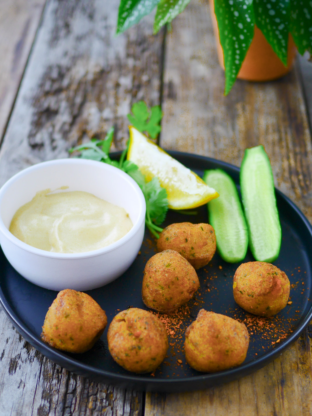 Falafels avec sauce, citron et concombre sur assiette