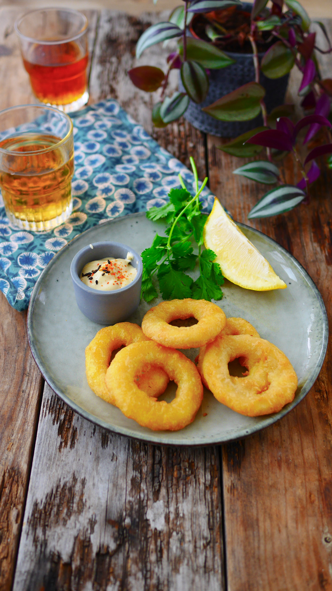 Rondelles d'oignon frites avec sauce et citron