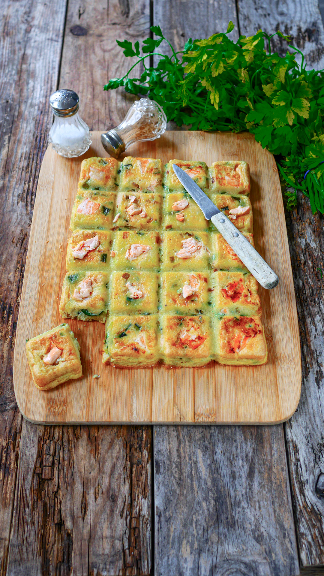 Terrine de saumon et épinards sur planche en bois.