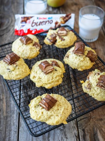 Cookies Kinder Bueno, lait, pomme sur table bois