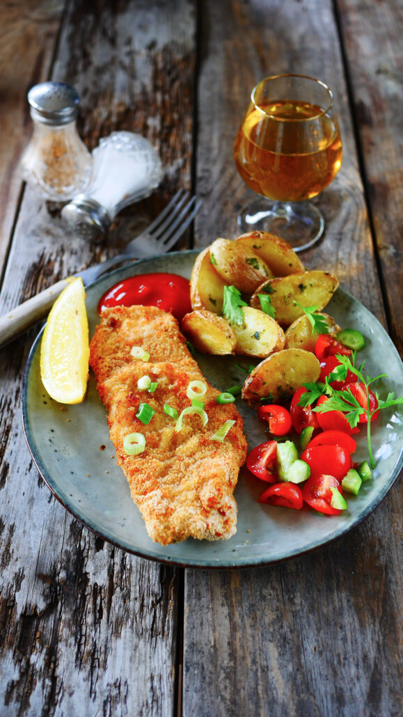 escalope milanaise à l'arifryer servie dans une assiette avec des asperges