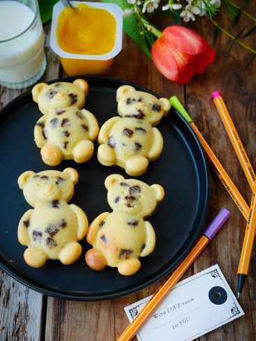 mandises en forme d'oursons posés sur une assiette avec compote à manger et feutres pour enfants