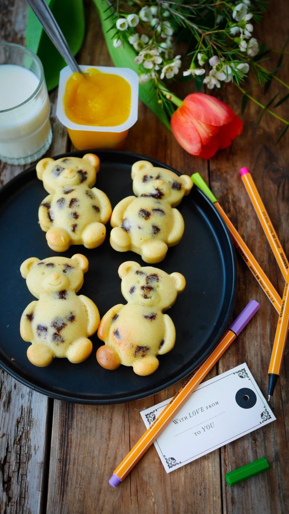 mandises en forme d'oursons posés sur une assiette avec compote à manger et feutres pour enfants