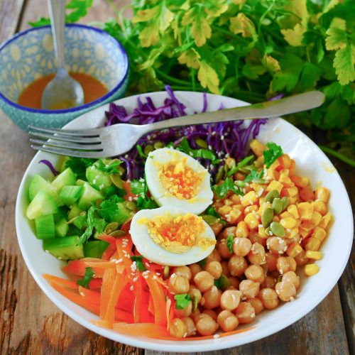 Salade colorée avec pois chiches, œuf dur, légumes frais.