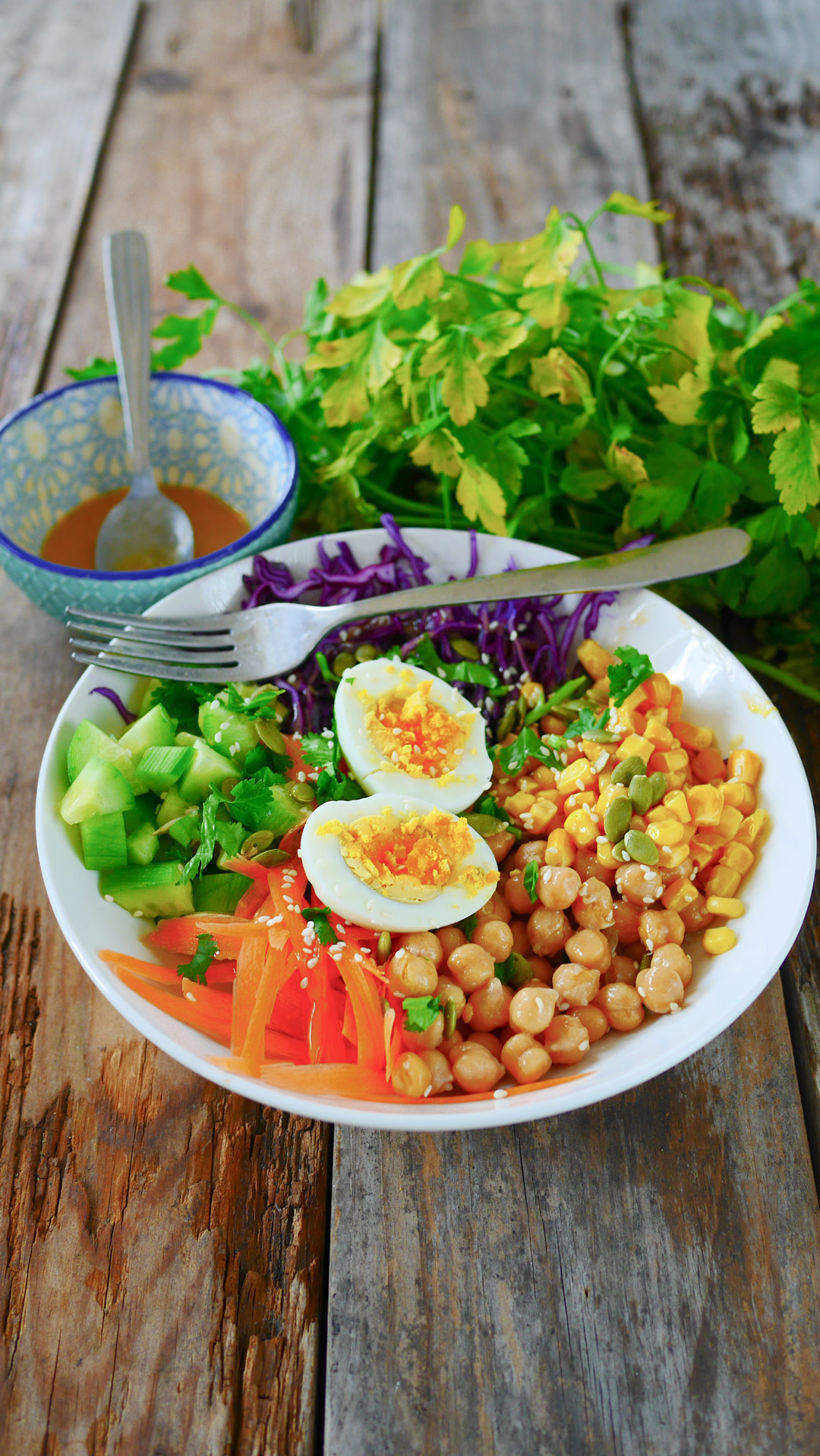 Salade colorée avec pois chiches, œuf dur, légumes frais.