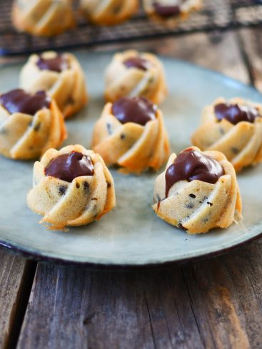 Mini cakes pépites chocolat avec ganache chocolat sur assiette