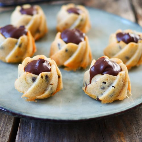 Mini cakes pépites chocolat avec ganache chocolat sur assiette