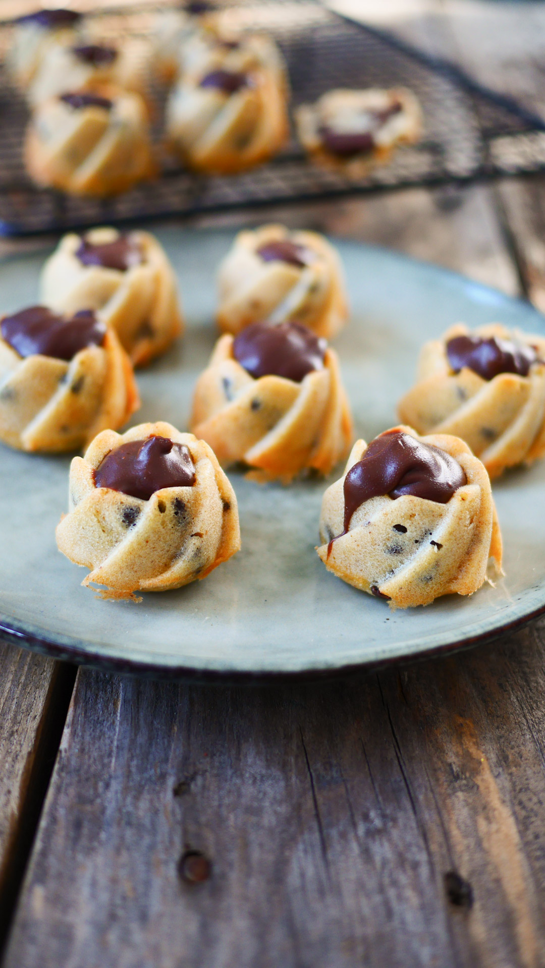 Mini cakes pépites chocolat avec ganache chocolat sur assiette