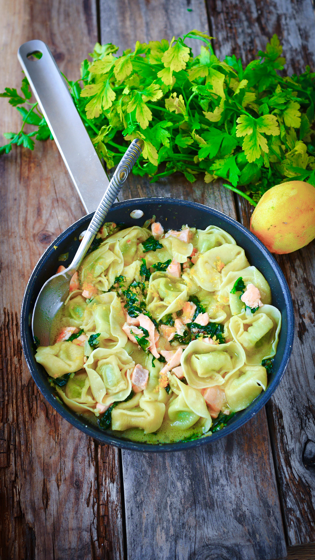 Tortellinis au saumon et épinards dans une poêle.