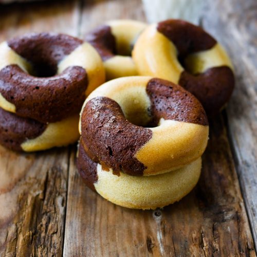 Donuts bicolores et verre de lait sur bois