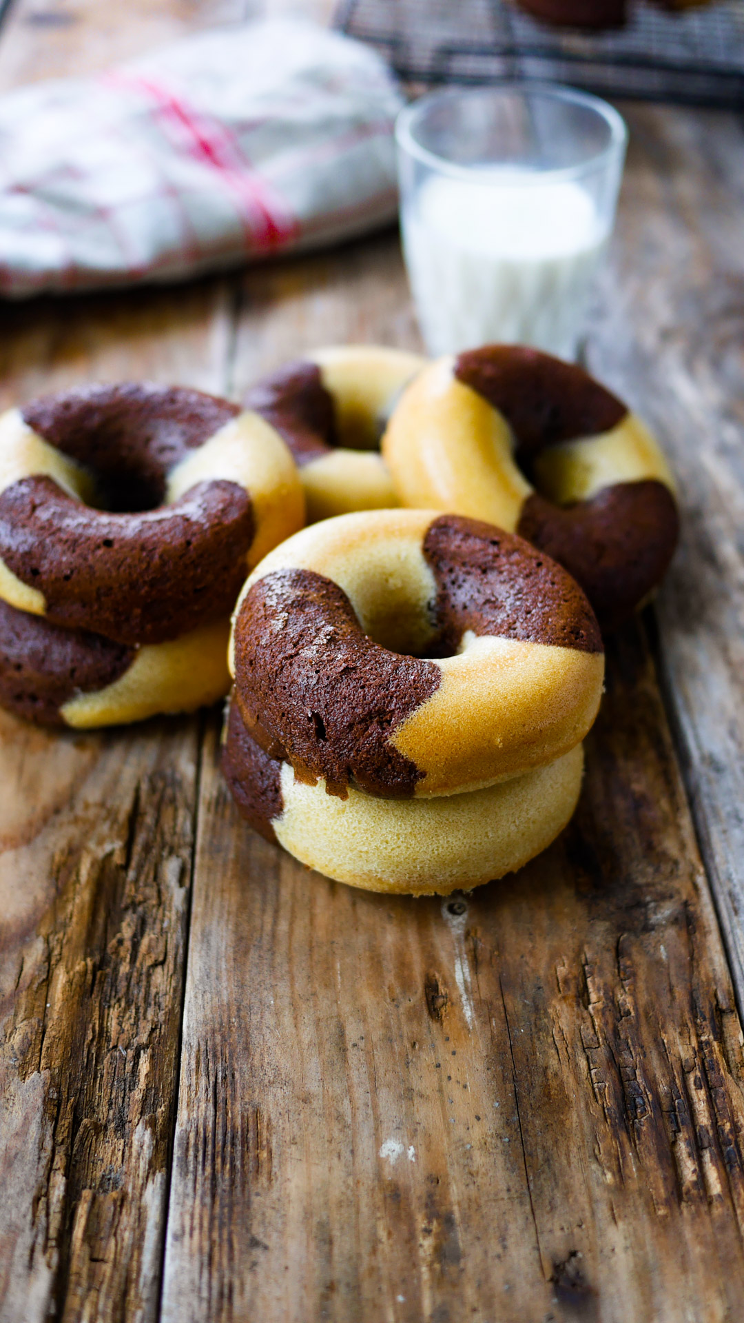 Donuts bicolores et verre de lait sur bois