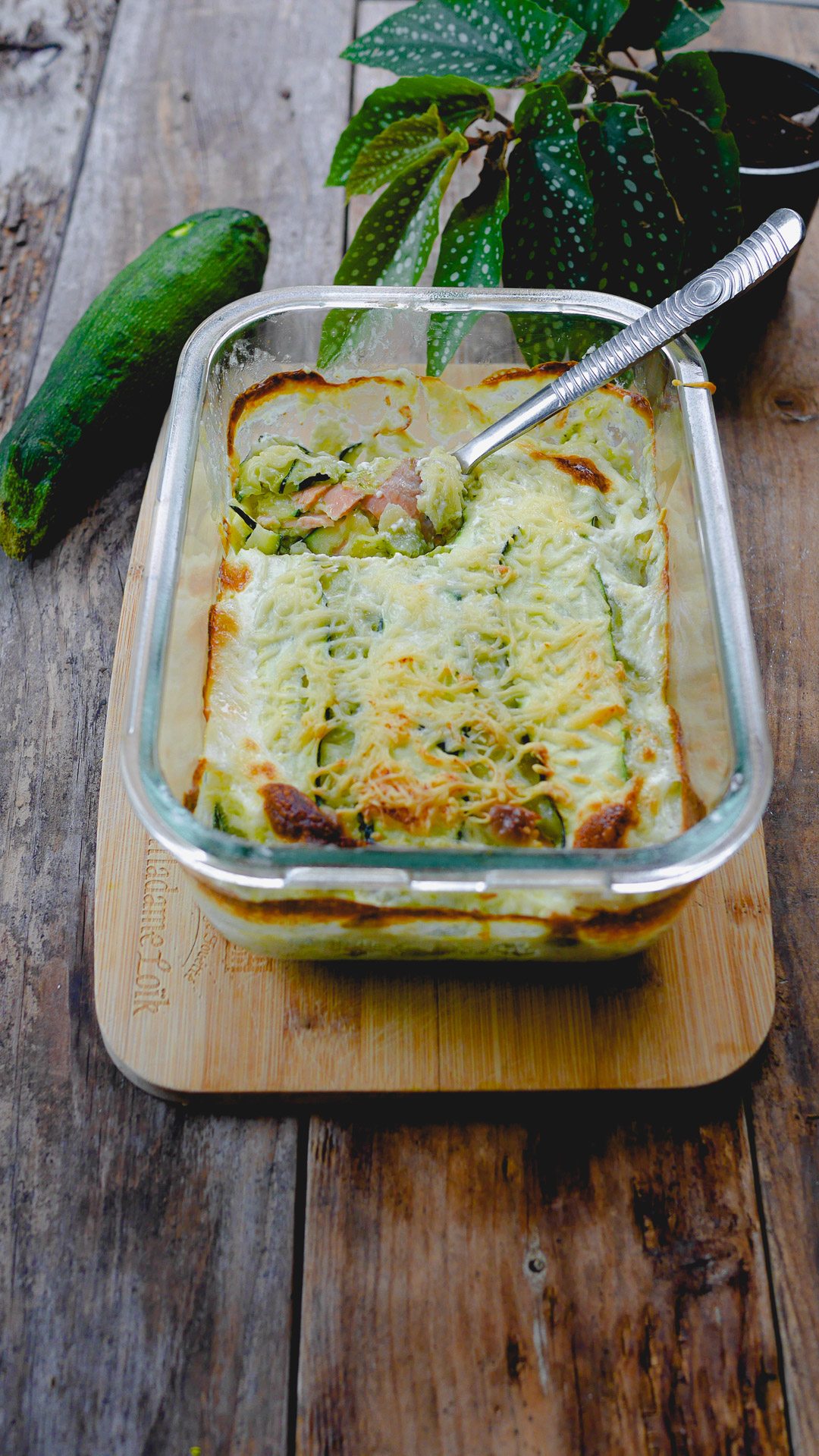 Gratin de courgettes et saumon au fromage gratiné.