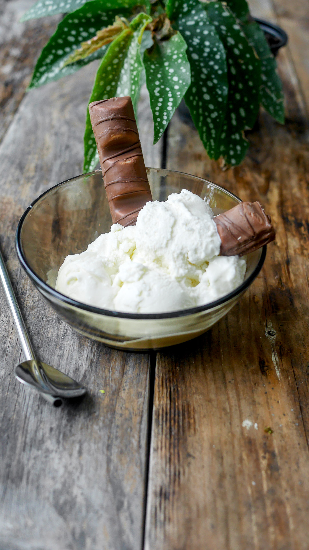 Glace et barres chocolatées sur table en bois