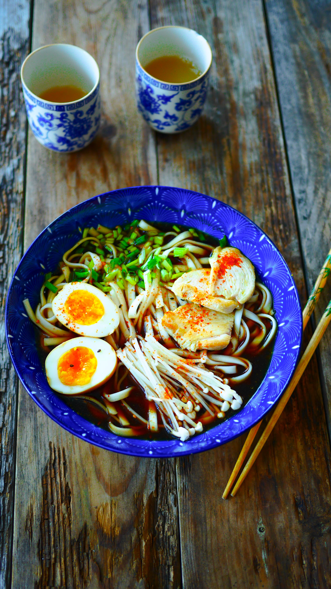 Bol de ramen au poulet, œufs et champignons