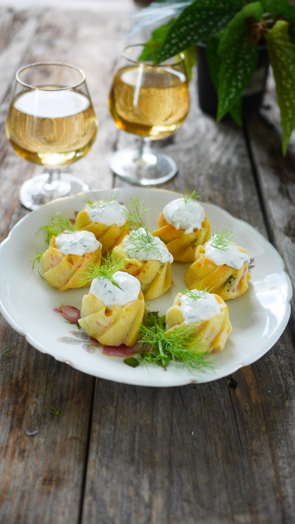 Amuses bouches saumon fumé et tzatziki posées dans une assiette, servis pour l'apéro