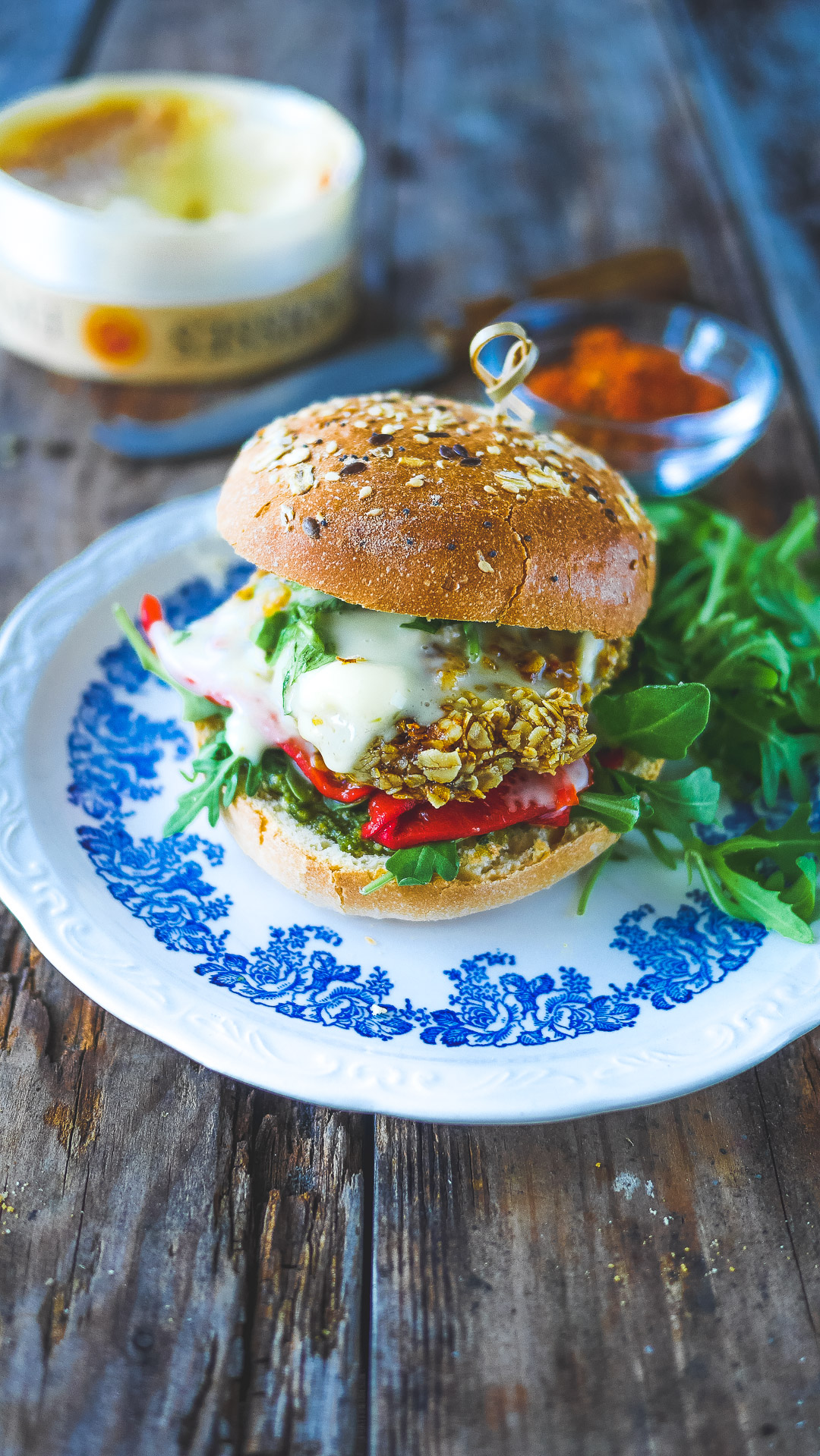 Burger végétarien appétissant avec camembert sur table en bois.