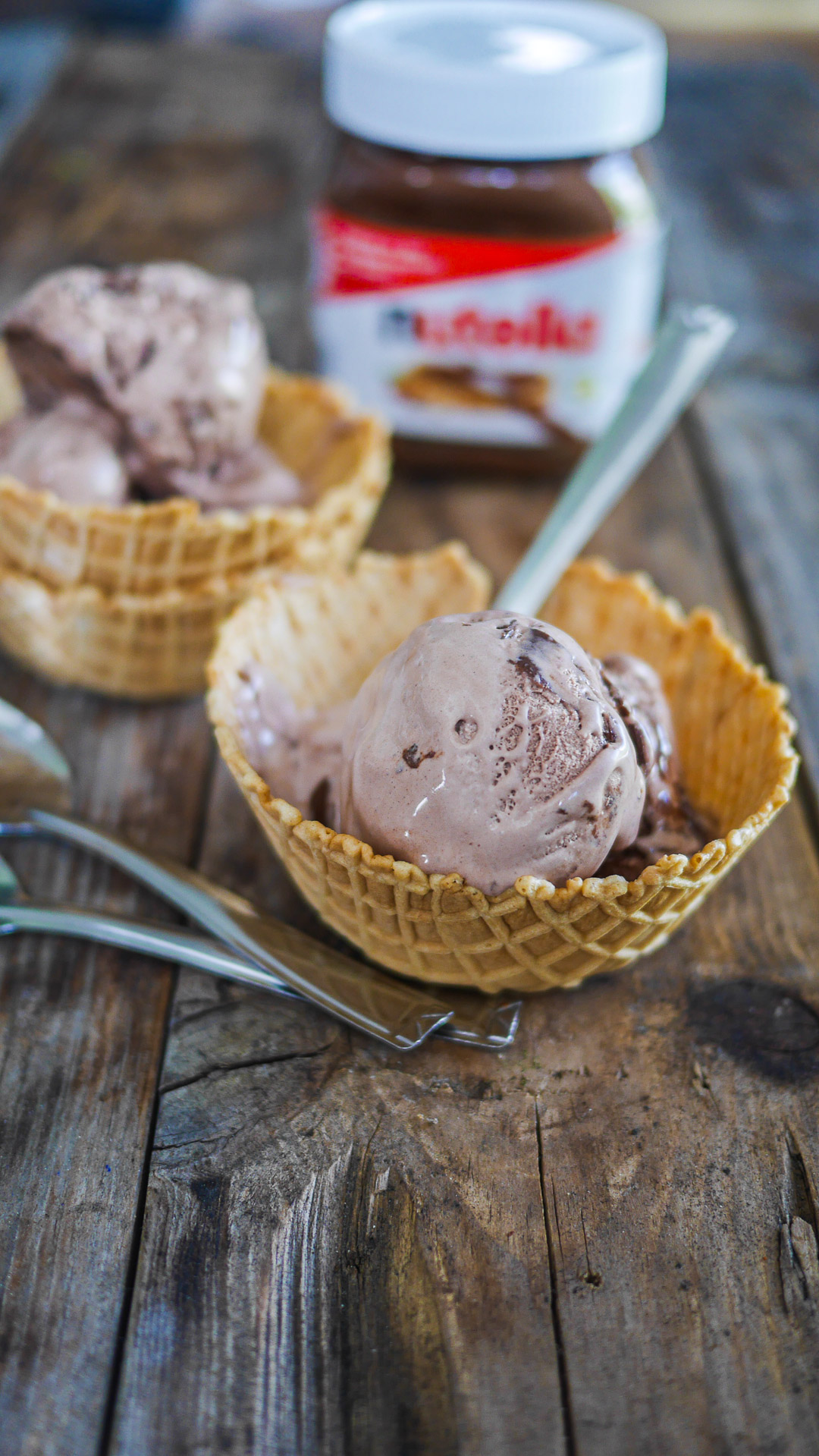 Glace au chocolat Nutella dans un cornet gaufré