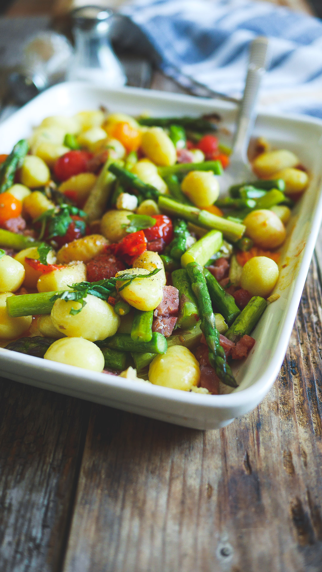 Plat de gnocchis, asperges, tomates et jambon.