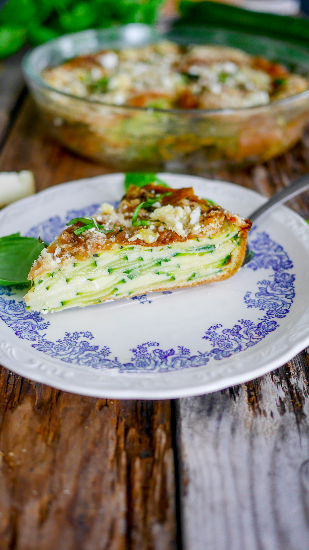 Tarte de courgettes, basilic et fromage sur assiette